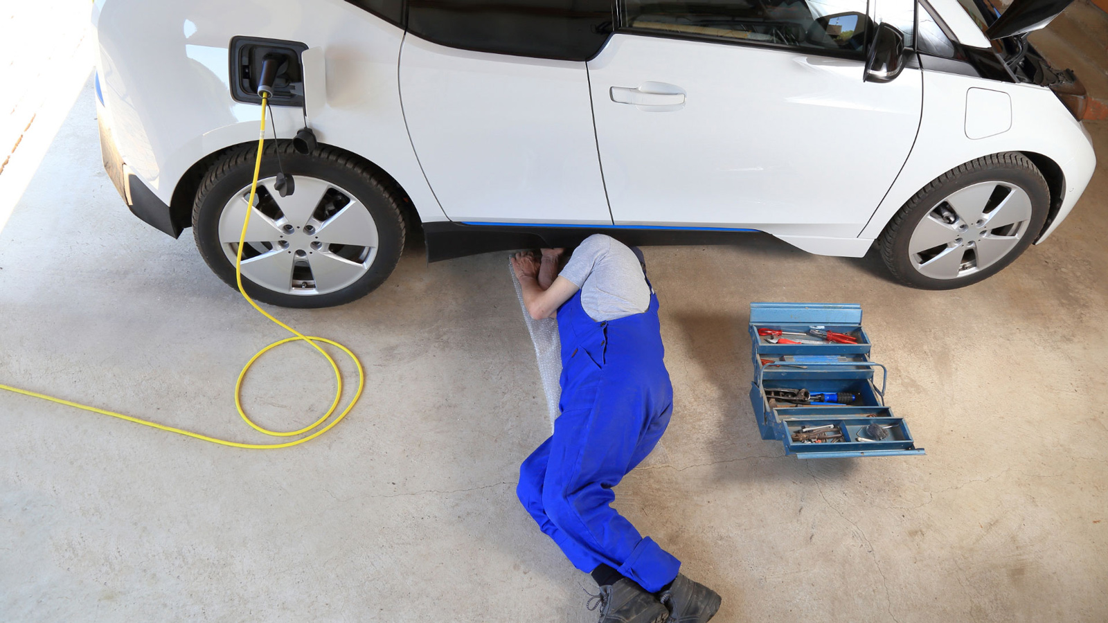 Ηλεκτρικά οχήματα: Προϋποθέσεις για τα συνεργεία 